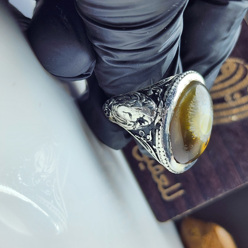 خاتم فضة منحوت اسد قلم برتاش يدوي متوج بالعقيق السليماني