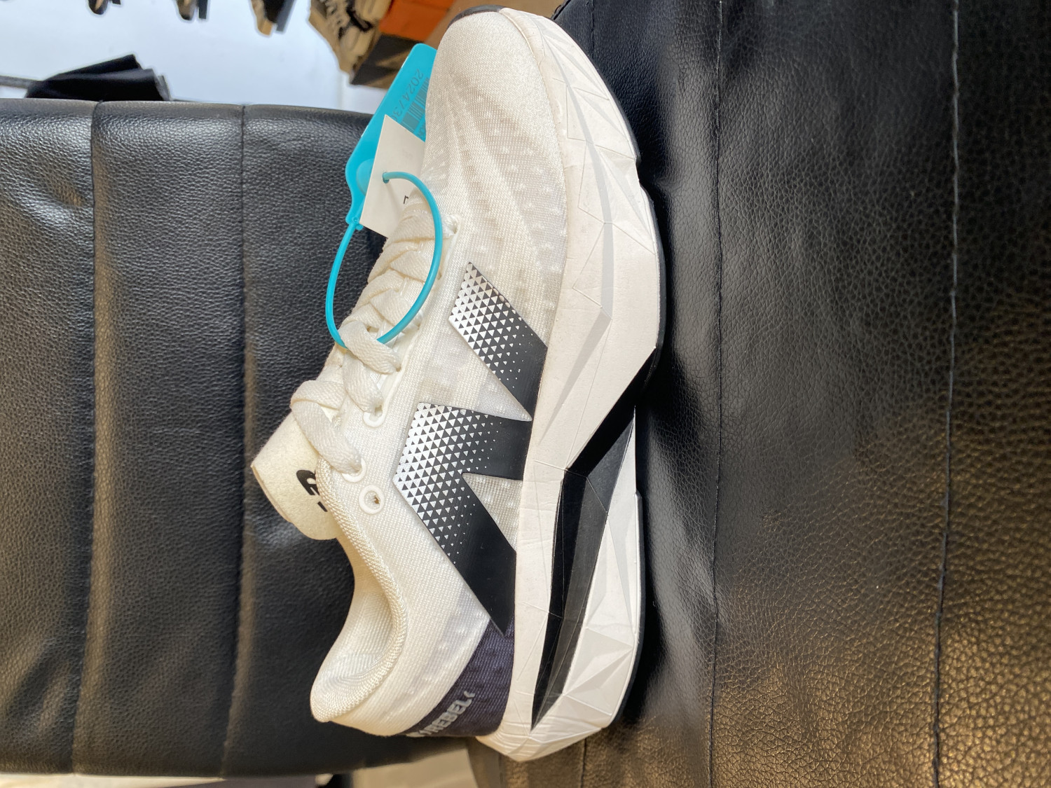 شوز نيوبلنس صناعه فتنامي مريحه للقدم والرياضه