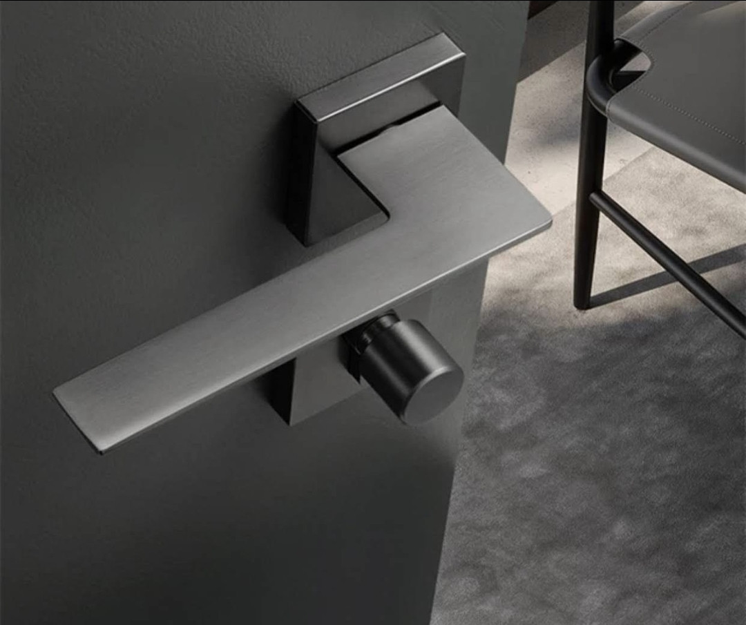 مسكة باب خشب مفصول كلاسيكية