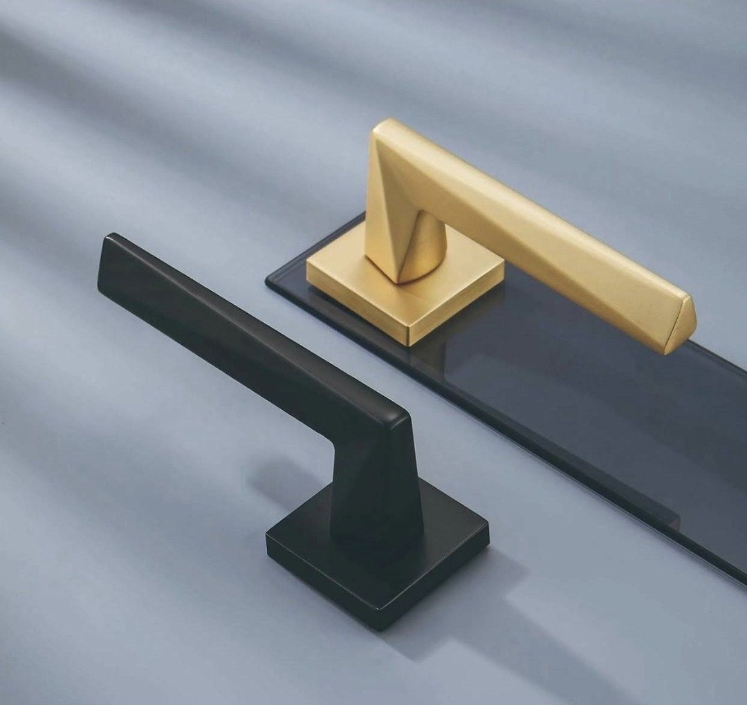 مسكة باب خشب مفصول